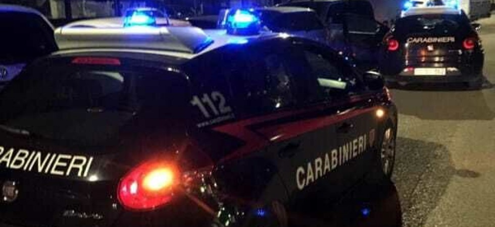 S'introduce alla bocciofila e apre il frigo bar ma il direttore della struttura è un ex brigadiere che con il figlio lo